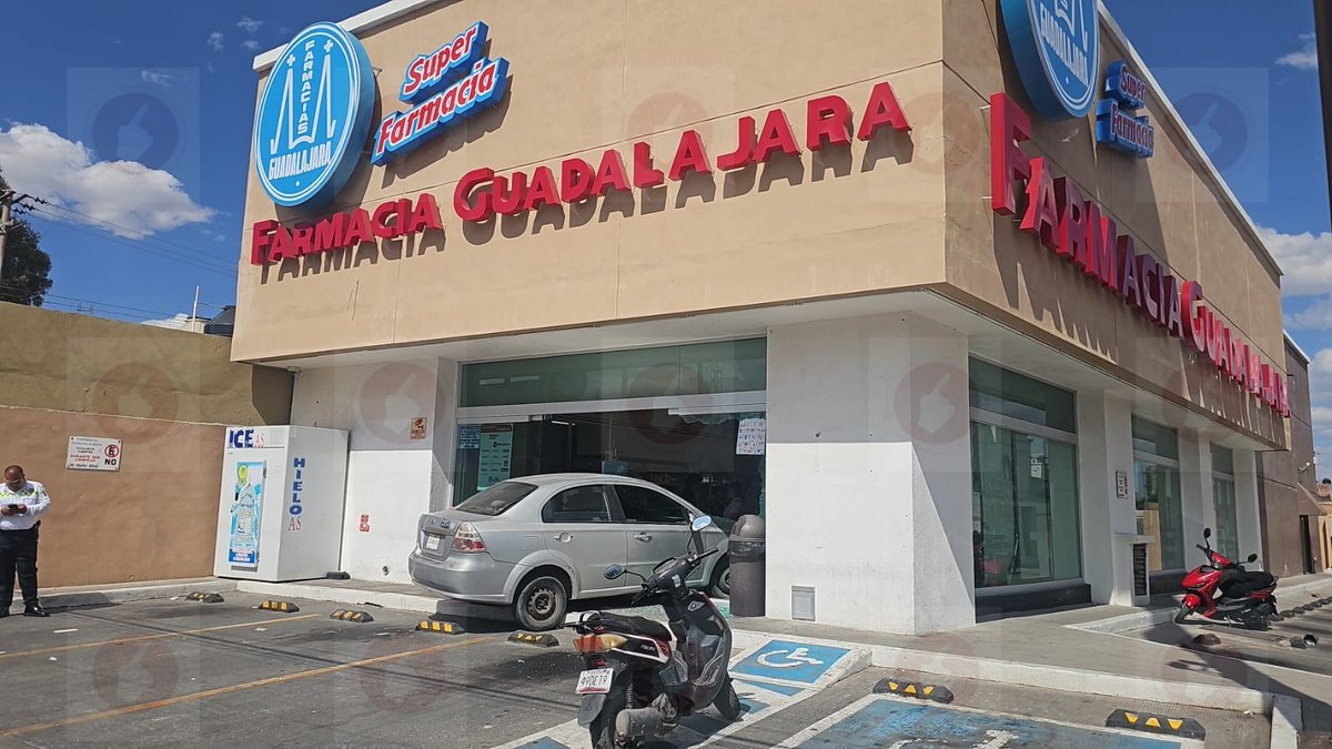 Joven se mete con su auto a Farmacia Guadalajara en Fresnillo acortar.link/NieacX