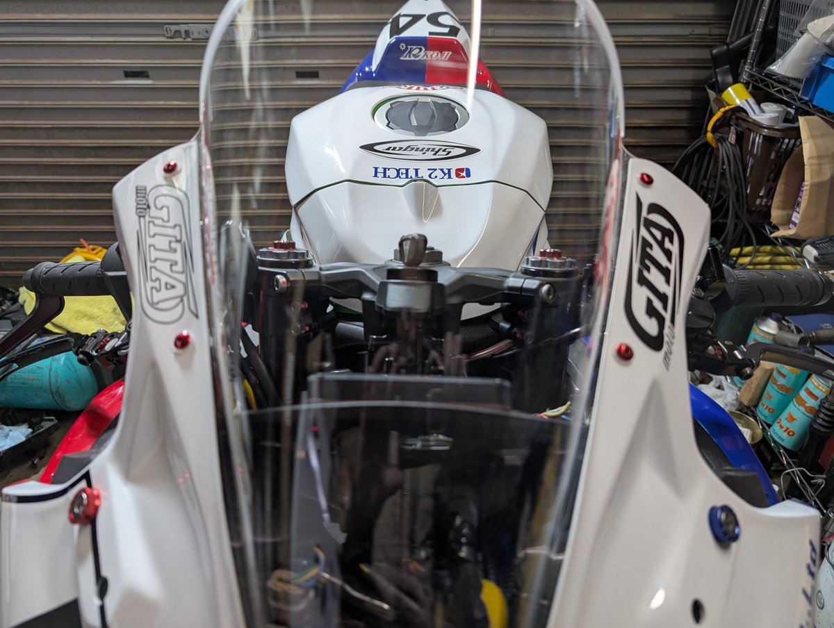 wak2racing's tweet photo. 個人スポンサー様などのカッティングと、貼る予定だったステッカーを貼って
これで外装は完成！

片目耐久風、フェンダーのBEETロゴ、90年代のカラーリングで、走り屋感のあるスタイルでいきます！ https://t.co/yC53kQ6XCa