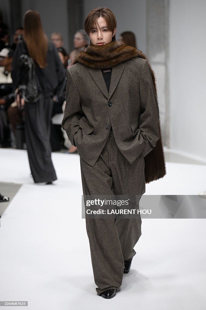 พอเห็นรูปนี้จาก getty พี่เค้าเหมือนพี่นายแบบสุดหล่อไปอีก ภูมิใจจังเลยย ไม่รู้จะพูดอะไรนอกจากดีใจที่เห็นพี่ซีได้รับโอกาสดีๆ ภูมิใจกับพี่ซี และรู้สึกว่ามีซีเก่งมากจัง

ZEEPRUK ON THE PARIS RUNWAY #ConceptKoreaxZeePruk 
#PFW2026 

#컨셉코리아 #ConceptKorea
<a href="/zee_pruk/">Z</a> #ZeePruk