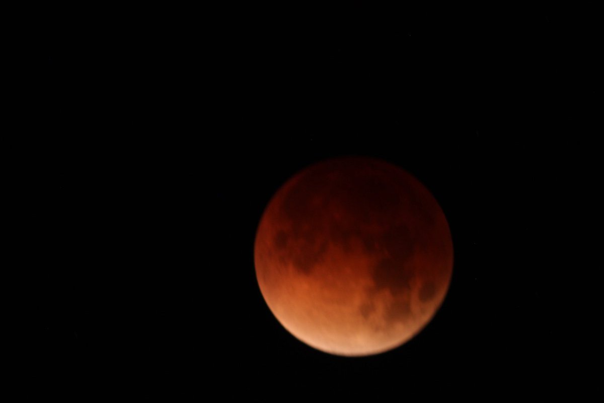 ConnaDerg's tweet photo. Parte de la luna llena que aun no tenia la tonalidad roja.
���... https://t.co/1gOKIAga7j