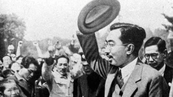 御巡幸の時に昭和天皇が「水産関係者」の札の隣にいる人に

「これからも食糧増産に励んでください」

と声をかけたら、その人は実は畜産関係者。

ただこの人は緊張のあまり、色んな表現をすっ飛ばして

「私は馬です」と答えてしまい

陛下は目を白黒させた(´・ω・｀)