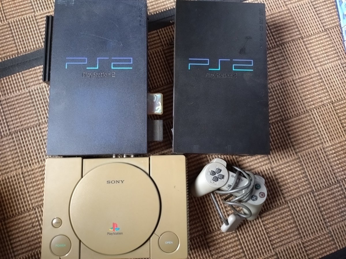 Network02's tweet photo. 押入れの奥からPSシリーズが出てきた。
変色しまくってるPS。
BBユニット付きのPS2。
普通のPS2。
ピピピとディスクを吐き出すPS4。
PS以外はなぜかコントローラーが無かった。
全部壊れてるはずなので価値は無さそう。 https://t.co/64nfShTRt3