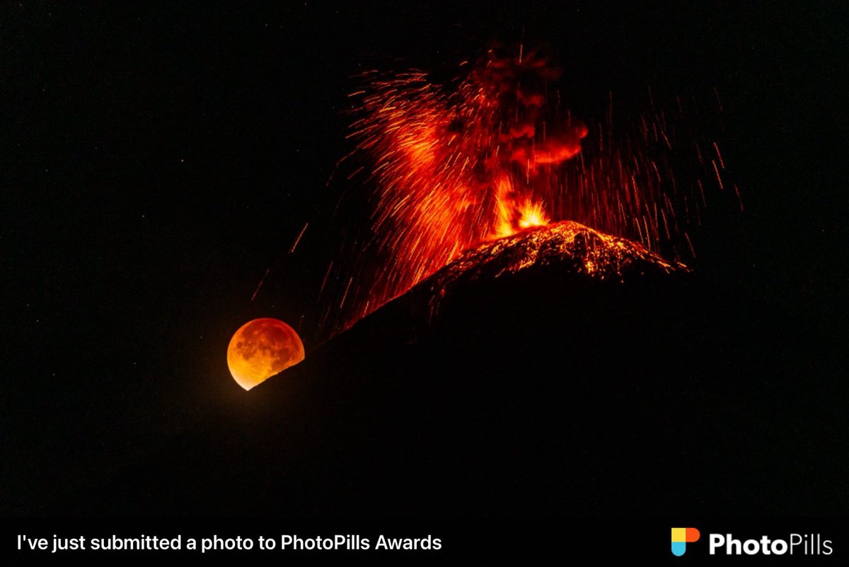 I've just submitted a photo to <a href="/photopills/">PhotoPills</a> Awards photopills.com/awards 

#photopills #robdesphoto #lunareclipse #moon #eclipse #guatemala #eruption #volcano