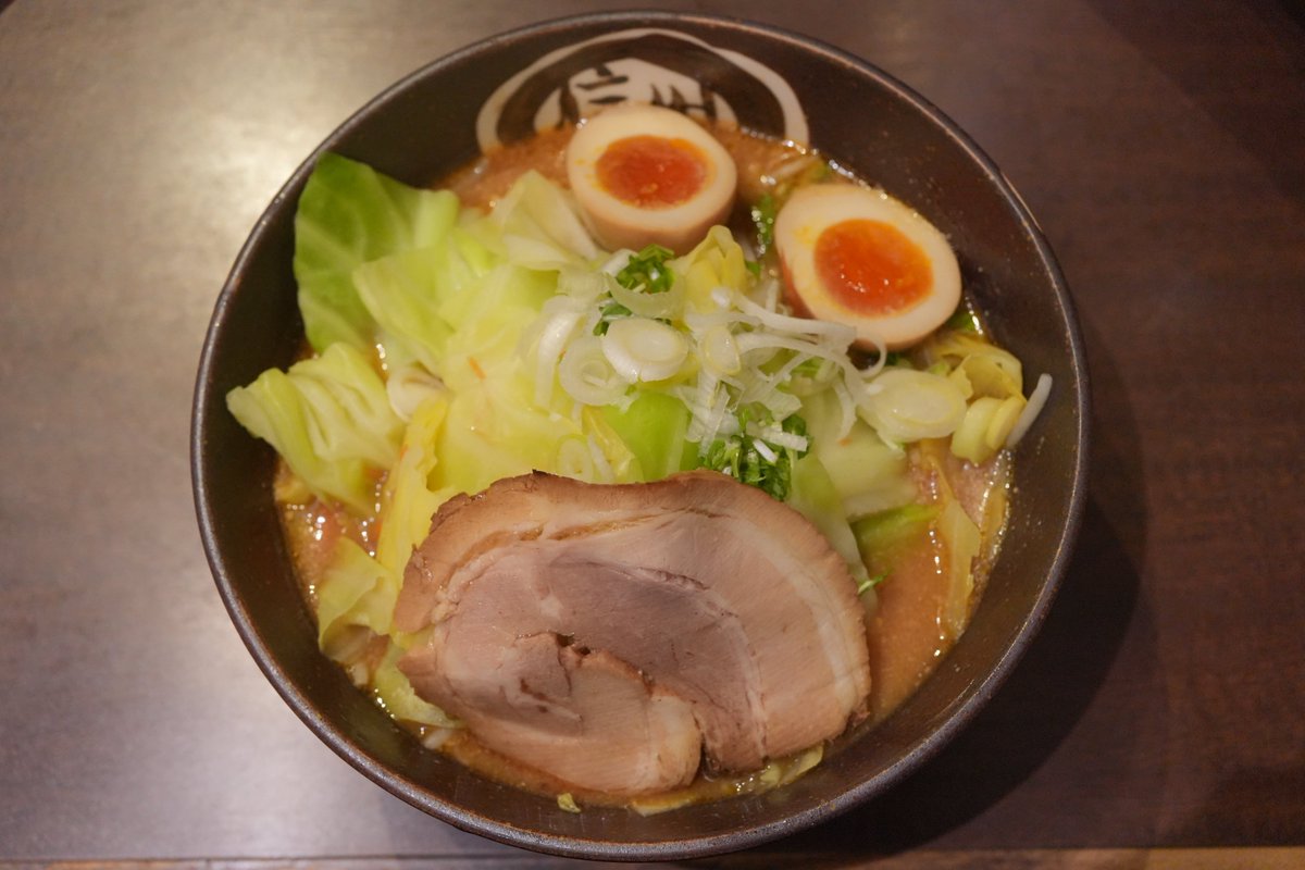 ayatori_mai's tweet photo. どさん子の別ブランドのこちらで数ある味噌から選んだのは信州熟成味噌🍎そして温野菜玉子のせ🥬🐣思ったよりコッテリめの味噌スープに安定の西山製麺🍜お酢と唐辛子で味を締めつつ安定のお味を最後まで堪能😊生姜も入っててポカポカになりました🔥 https://t.co/M7HDuwkZFA