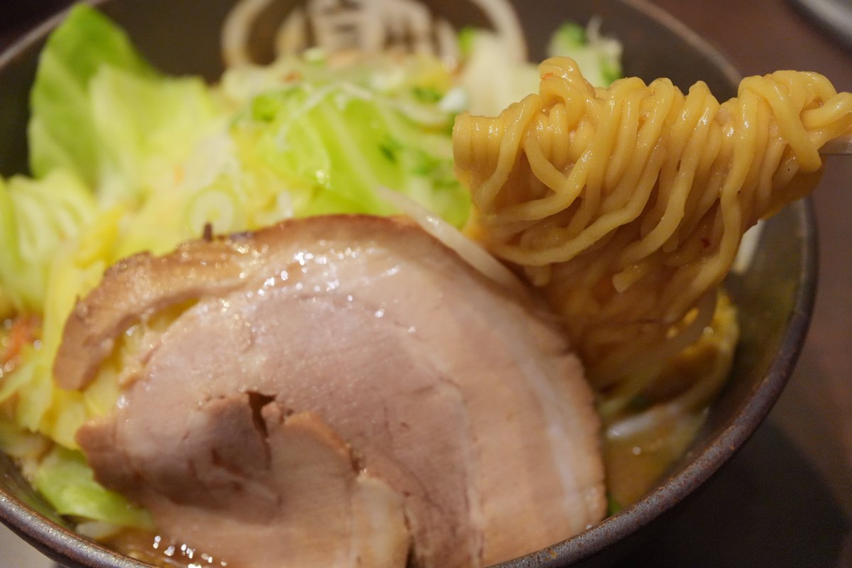 ayatori_mai's tweet photo. どさん子の別ブランドのこちらで数ある味噌から選んだのは信州熟成味噌🍎そして温野菜玉子のせ🥬🐣思ったよりコッテリめの味噌スープに安定の西山製麺🍜お酢と唐辛子で味を締めつつ安定のお味を最後まで堪能😊生姜も入っててポカポカになりました🔥 https://t.co/M7HDuwkZFA