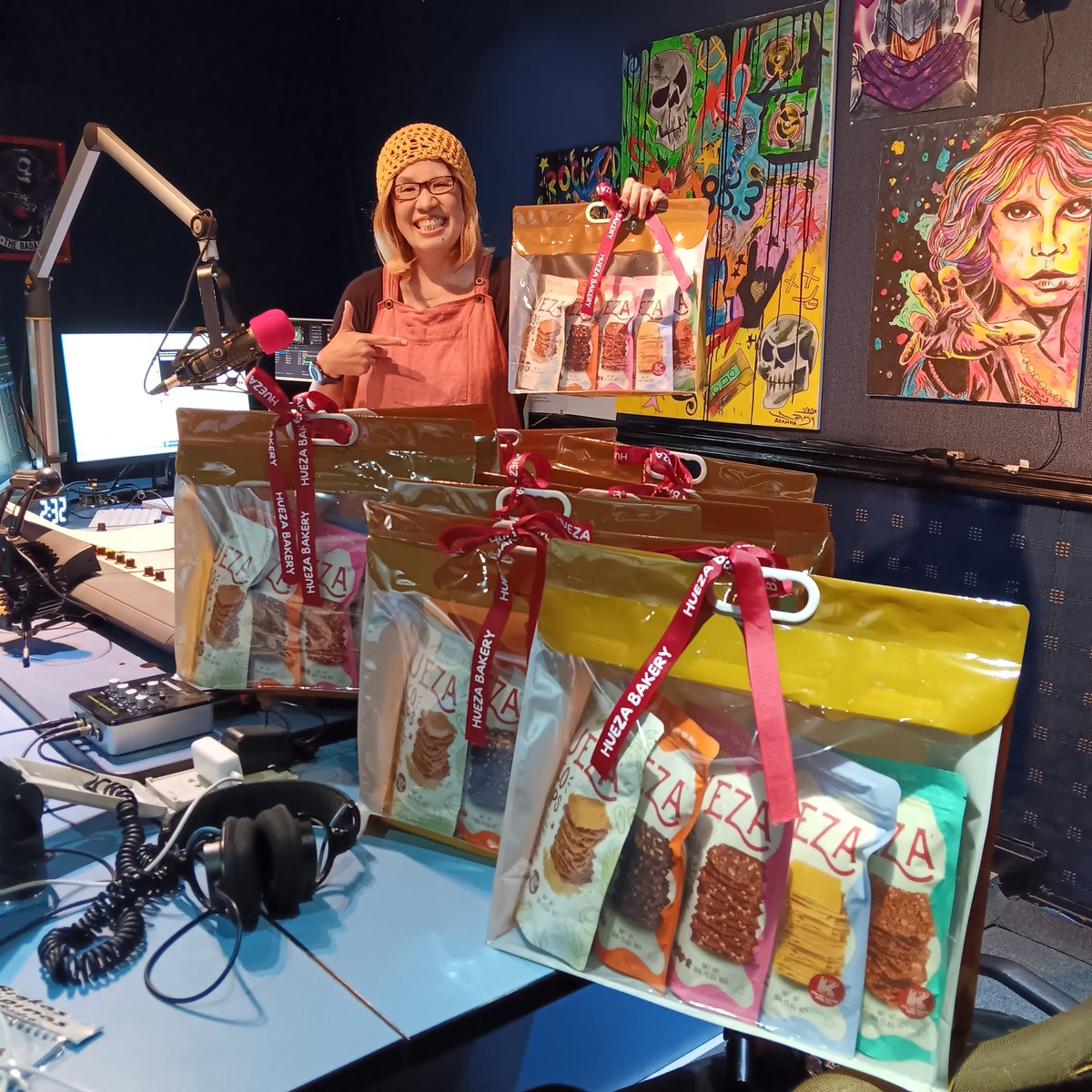 Sweets with a crisp 😋

Thank you Hueza Bakery for also sending your newest organic, gluten free, dairy free and vegan Coco Crisps. Can't wait to try it 🥰

#kookytuason
#hueza #huezabakery #crisps