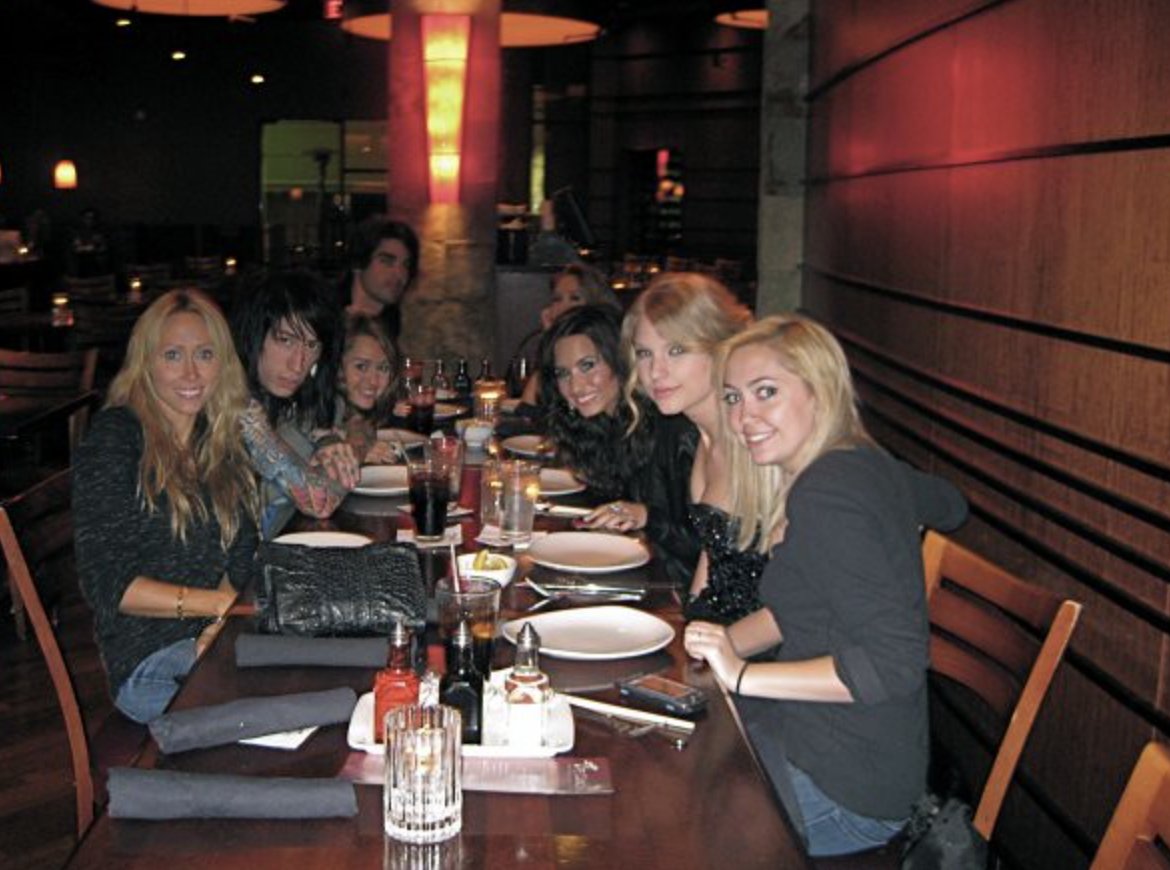 Miley Updates tweet media