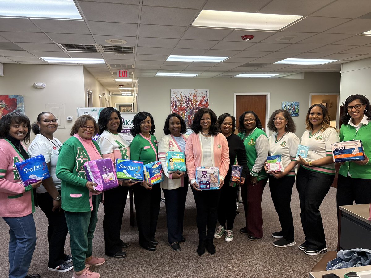 Bio_Moore's tweet photo. The Uplift the Community Committee took donations from Alpha Kappa Alpha Sorority, Incorporated. The support from the sisters of Gamma Alpha Omega has been unwavering. https://t.co/Igk5TT4NhK