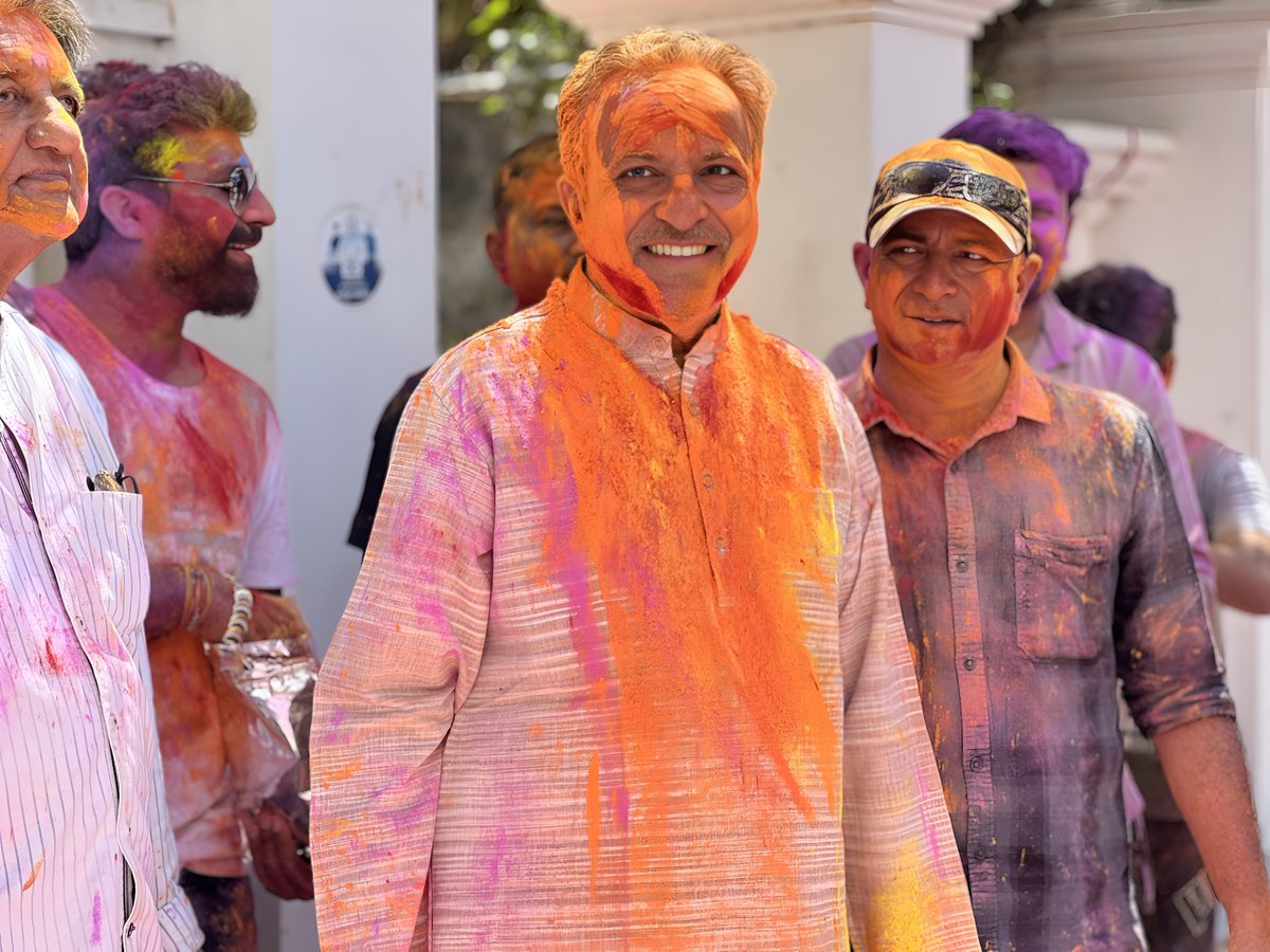 मिलकर होली का उत्सव मनाएँ, द्वेष को भूलकर स्नेह को अपनाएँ।
रंगों की खुशबू आँगन में छाए, जीवन का हर पल खुशियों से महेक जाएँ।

रंगों के पावन और आनंदमय पर्व होली के अवसर पर आप और आपके परिवार को हार्दिक शुभकामनाएँ! 🌈✨

#Holi2026 #Rangotsav