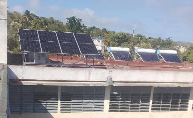 ☀️👵👴 Culmina la instalación del Kit de paneles solares en el Hogar de Ancianos Mario Muñoz. Energía limpia para un servicio de excelencia. #MatancerosEnVictoria #porCubaJuntosCreamos #CubaEstáFirme <a href="/Colina_CTCuba/">Miguel Colina</a> <a href="/GonzalezIm14606/">Antonio Víctor González imbert</a> <a href="/mariofsabines/">Mario Sabines Lorenzo</a> <a href="/MatanceroCTC/">Indomitomatancero Osmar</a>
