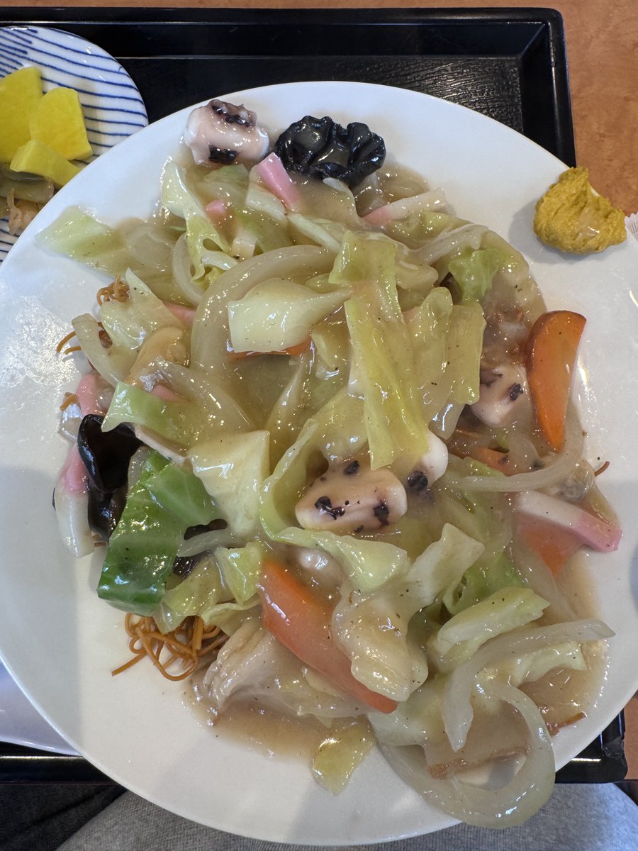 今日のランチはとんちゃん通りの昭和軒さんで皿うどんと半チャーハンの