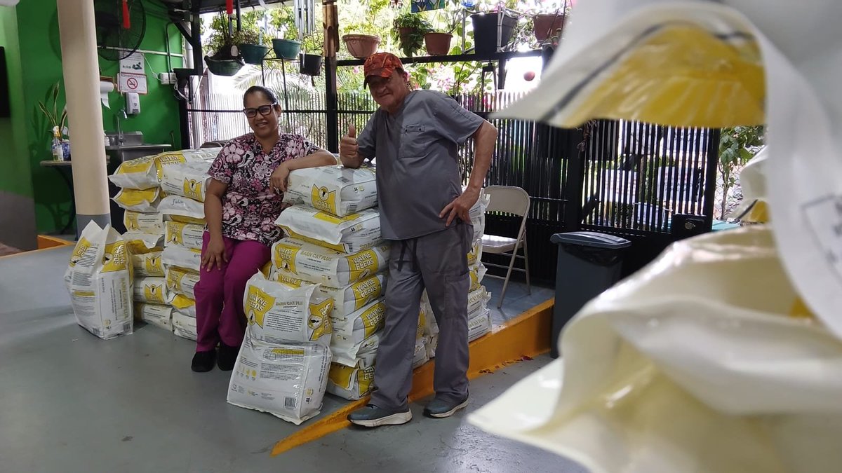 spaypanama's tweet photo. Recibimos más de 3,600 lbs de alimento gracias al apoyo de:
🔹 Roma Distribution: 90 bolsas de Wayne Feeds (línea premium)
🔹 American Pets: Alimento seco para perros
Este apoyo llegará a alimentadores comunitarios y hogares temporales. ¡Gracias por sumar! 💜 https://t.co/mcI8rLz5sZ