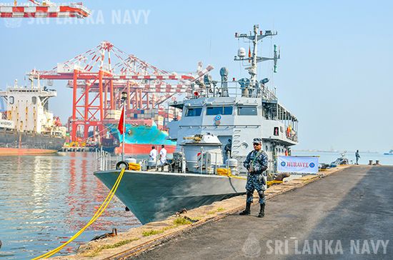 srilanka_navy's tweet photo. The #MaldivesCoastGuard Ship Huravee arrived at the Port of #Colombo. In a display of maritime camaraderie, the @srilanka_navy extended a warm welcome, adhering to naval protocols. 

@MNDF_Official #PortCall

Read more: https://t.co/qaboYxUK4n https://t.co/7Pjz1yK5L7