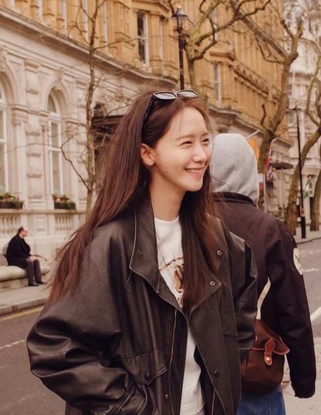 유럽 도시에서 갑자기 들리는 한국말에 고개 돌렸다가 활짝 웃는 얼굴 홀린듯이 응시하는