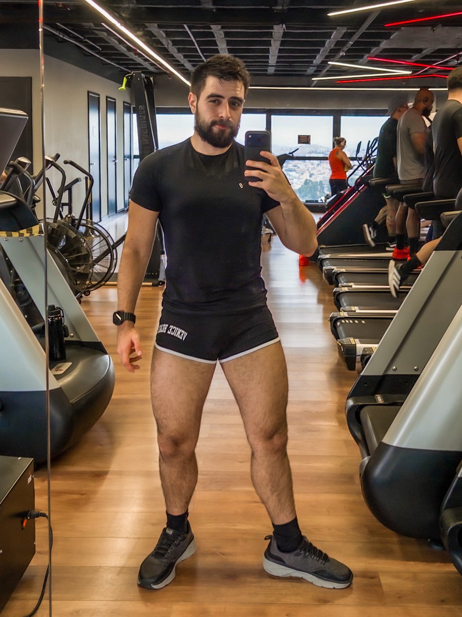 Não tem mais cadeira extensora pra mim nessa academia... Zerei nos 165kg... Agora unilateral, né?? Me sentindo o <a href="/vanillawhey/">Labubulking limpo</a>