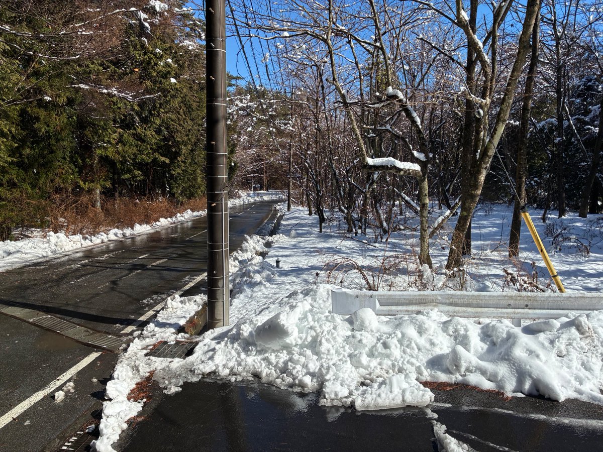 soft_metal's tweet photo. 家の車はスタッドレスからノーマルに履き替えたけど
仕事で富士に来たら
結構積もってた。 https://t.co/y6AsGRWWbm