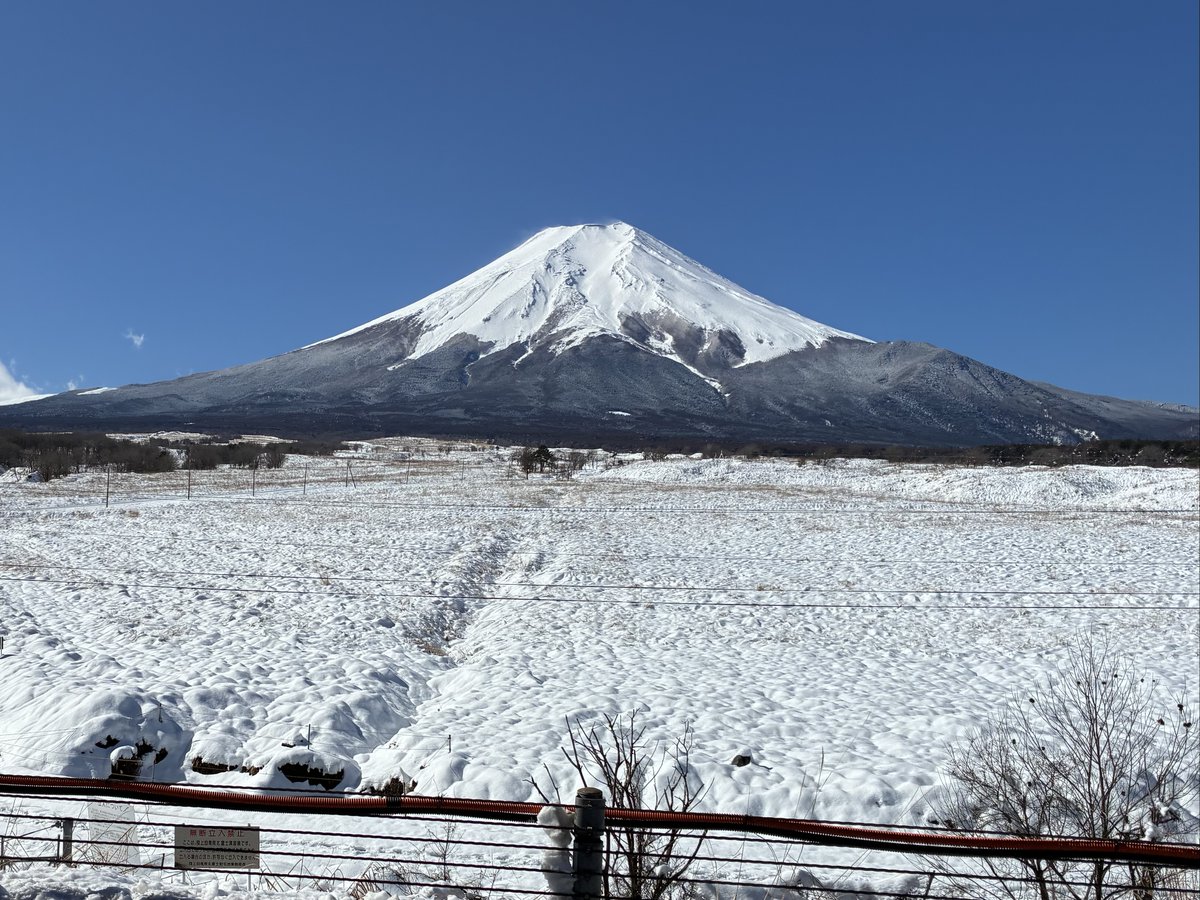 soft_metal's tweet photo. 家の車はスタッドレスからノーマルに履き替えたけど
仕事で富士に来たら
結構積もってた。 https://t.co/y6AsGRWWbm
