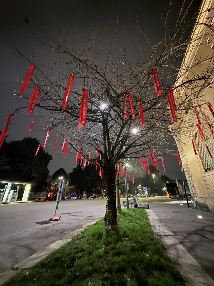 <a href="/ms_vickie/">vickieee88</a> Showing up at Tod’s venue by midnight and waiting in the cold for 9 hours wasn’t easy.  But many xfx did it just so we could  have the best spots occupied and decorations hung well before the event. It’s all done out of love for our #XiaoZhan 🥰

#MFW
#TODSFW26
#XiaoZhanMFW26