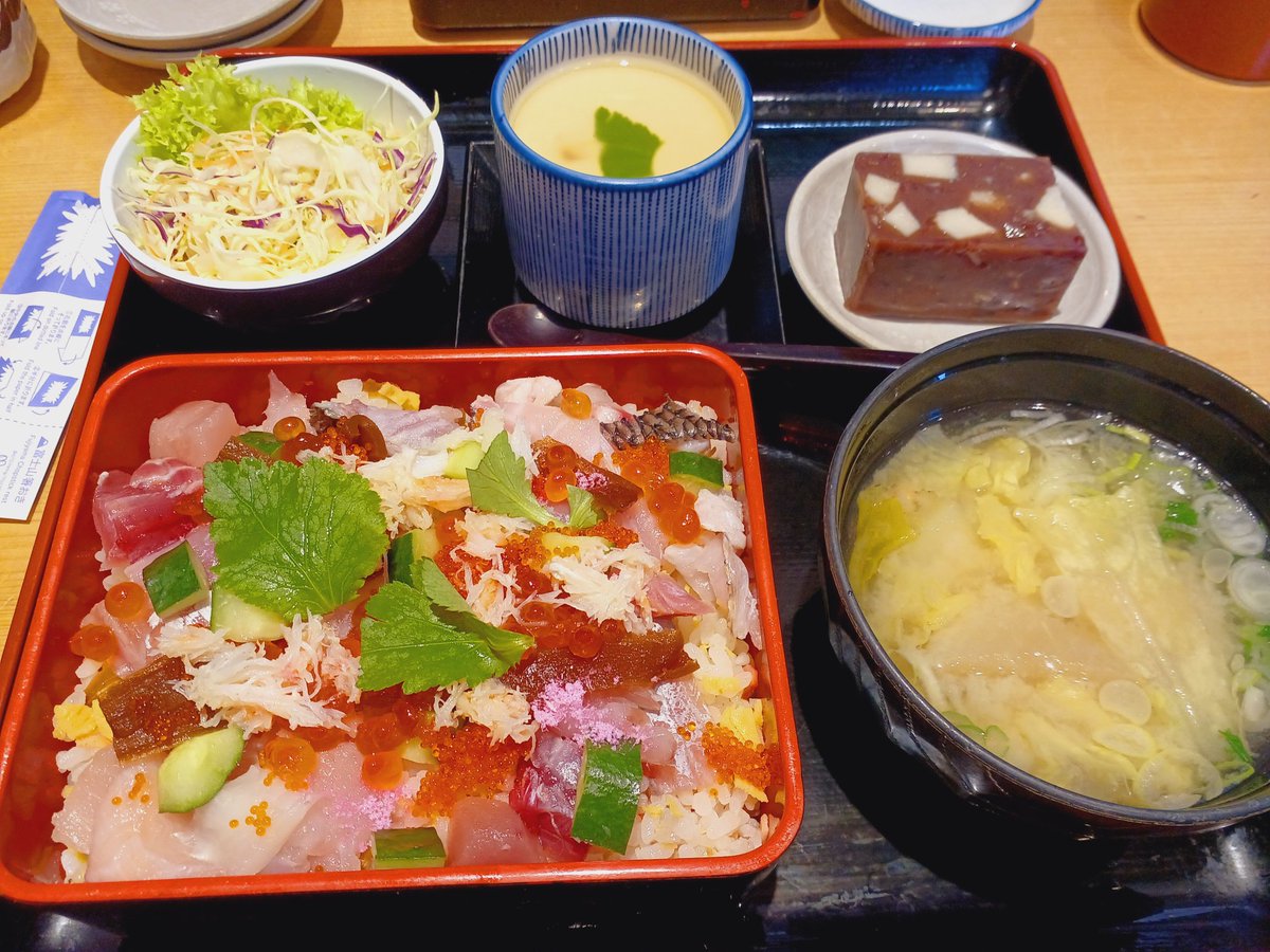 ひな祭りちらしセット。 ちらし寿司は刻み椎茸や刻みかんぴょう、高野