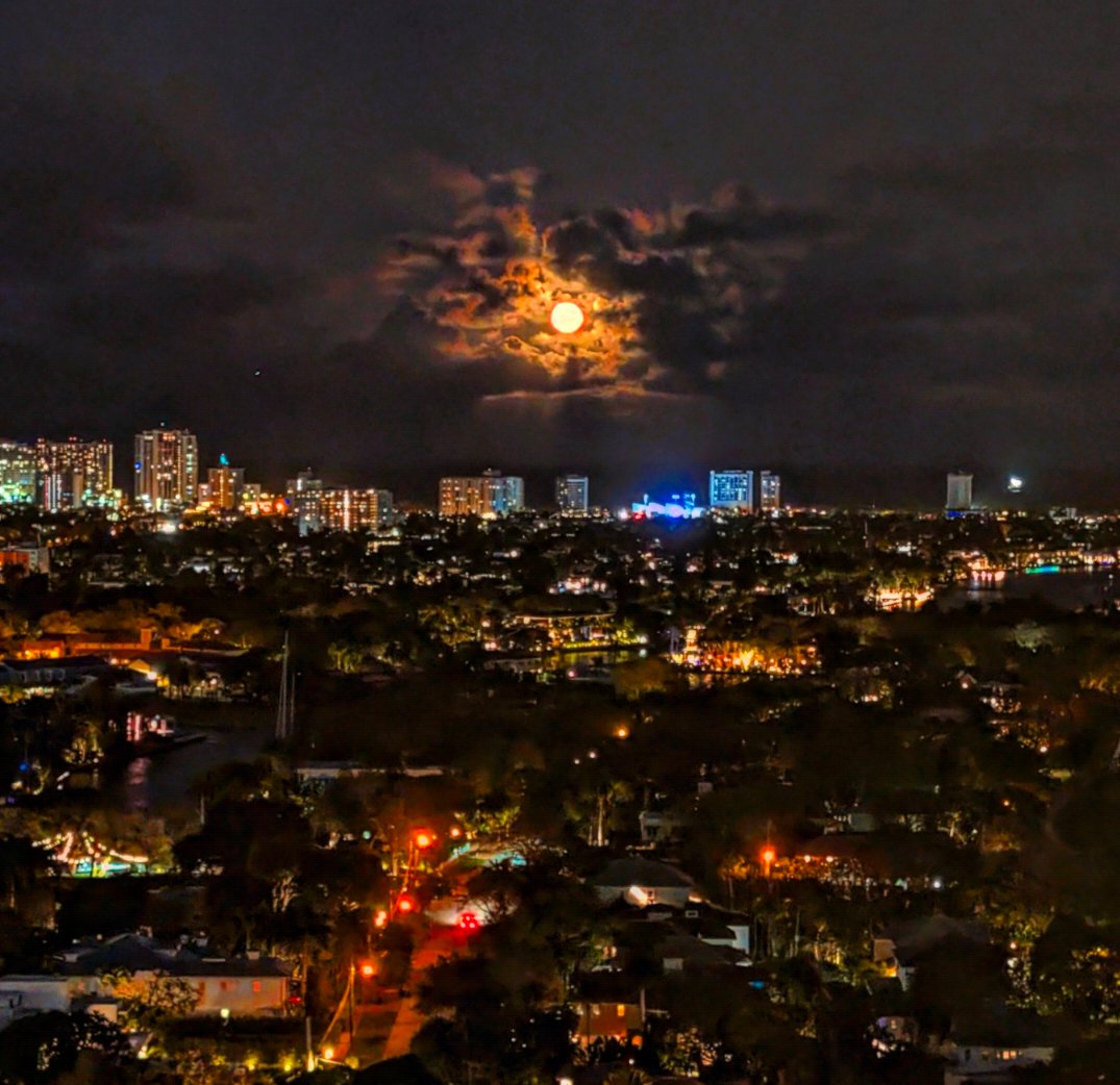 Night sky over Fort Lauderdale tonight 🔥