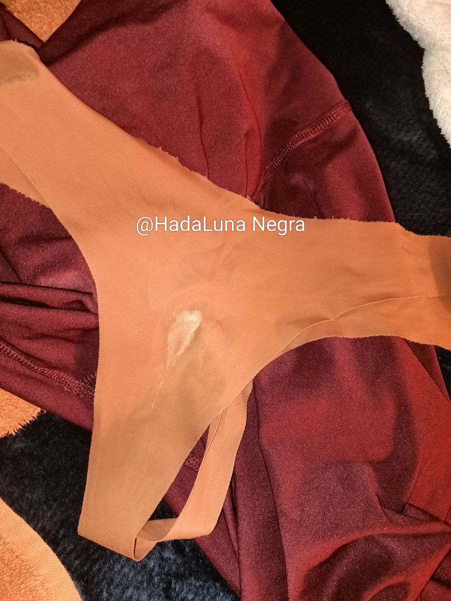 No se que pensar encontré esta tanga debajo del edredón de nuestra cama.