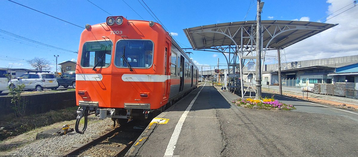 tgu_tekken's tweet photo. 岳南電車です
7003の吉原方にはヘッドマークがついていました
7001は岳南富士岡の車庫でさくらのお化粧をしていました
岳ちゃん（岳南電車公式）のアカウントでお化粧中の7001の写真があがってます
（36） https://t.co/9SJRIg0Of3
