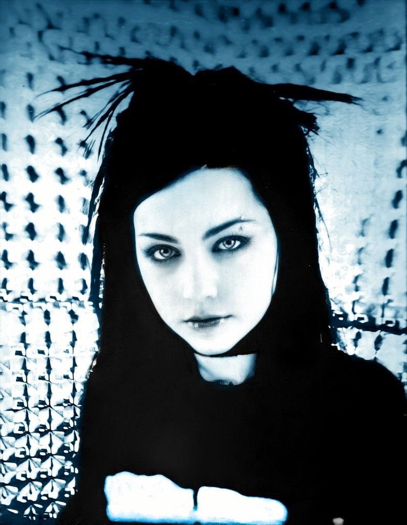 EVChartsBR's tweet photo. Há 23 anos, o Evanescence lançava Fallen, o disco que conquistou o mundo em 2003 e marcou uma geração.

Certificado Diamante nos EUA, indicado ao aoty no Grammy e vencedor de 2, o álbum ultrapassa 19 milhões de cópias vendidas mundialmente — o resto é história.

Feliz dia, EV. 💙 https://t.co/52G8oBJNnm