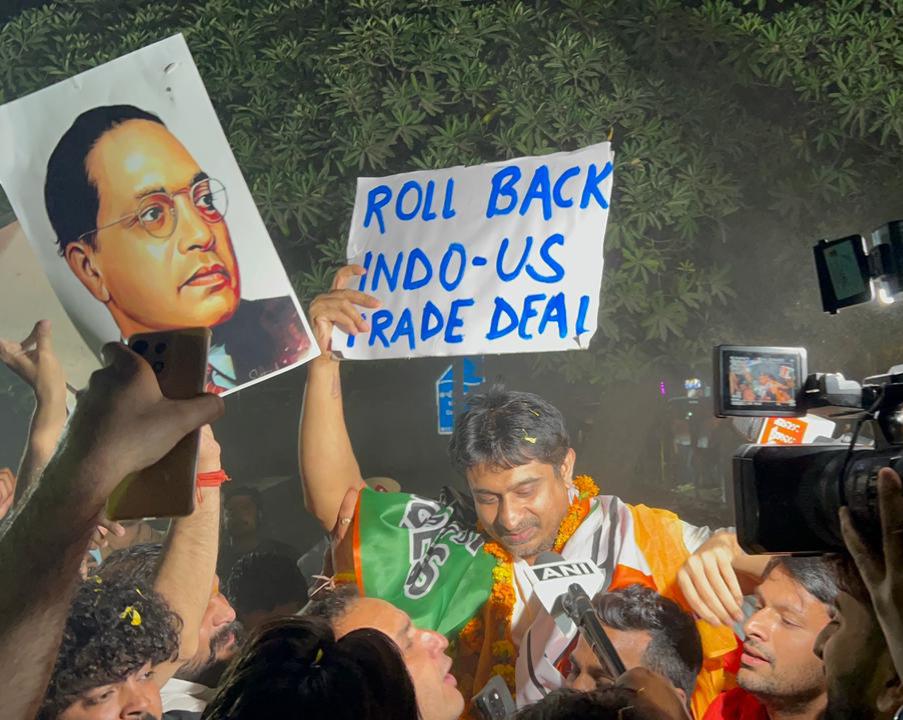 वो और होंगे जो डरते होंगे तुम्हारी जेलों से, ये राहुल गांधी के बब्बर शेर हैं, नहीं झुकते फरेबों से।
तुम्हारी जेलें क्या रोकेंगी इस हुंकार को, ये खून है गांधी का, और तेवर हैं सरदार भगत सिंह के..
तिहाड़ जेल से रिहा हुए <a href="/IYC/">Indian Youth Congress</a> अध्यक्ष <a href="/UdayBhanuIYC/">Uday Bhanu Chib</a> जी✌️✊💪🙌
#indiaustradedeal