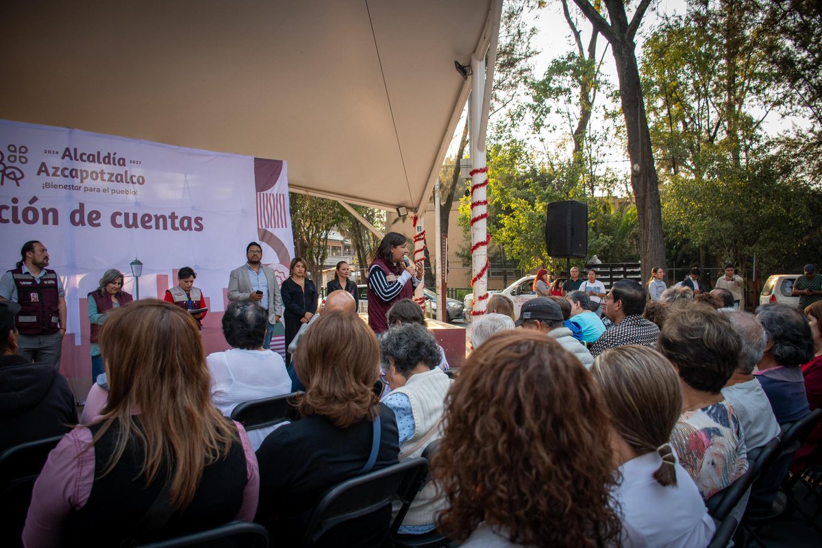 AzcapotzalcoMx's tweet photo. La alcaldesa @NancyNunezmx se reunió con vecinas y vecinos de la #ProHogar para hacer su #RendiciónDeCuentas de los trabajos realizados durante esta semana como parte de las acciones de #BienestarEnTuComunidad.
Durante estos días se realizaron distintos trabajos para mejorar el entorno y recuperar espacios públicos. Entre ellos destacan:
• Desazolve en la red de drenaje para prevenir encharcamientos
• Podas de árboles para mejorar la seguridad y visibilidad en las calles 🌳
• Recuperación de callejones y senderos seguros
• Limpieza y liberación de espacios públicos
Estos son algunos de los trabajos que se realizarony que hoy se compartieron directamente con las y los vecinos, porque informar y dar seguimiento también es parte del trabajo en territorio. 🐜
#BienestarParaElPueblo