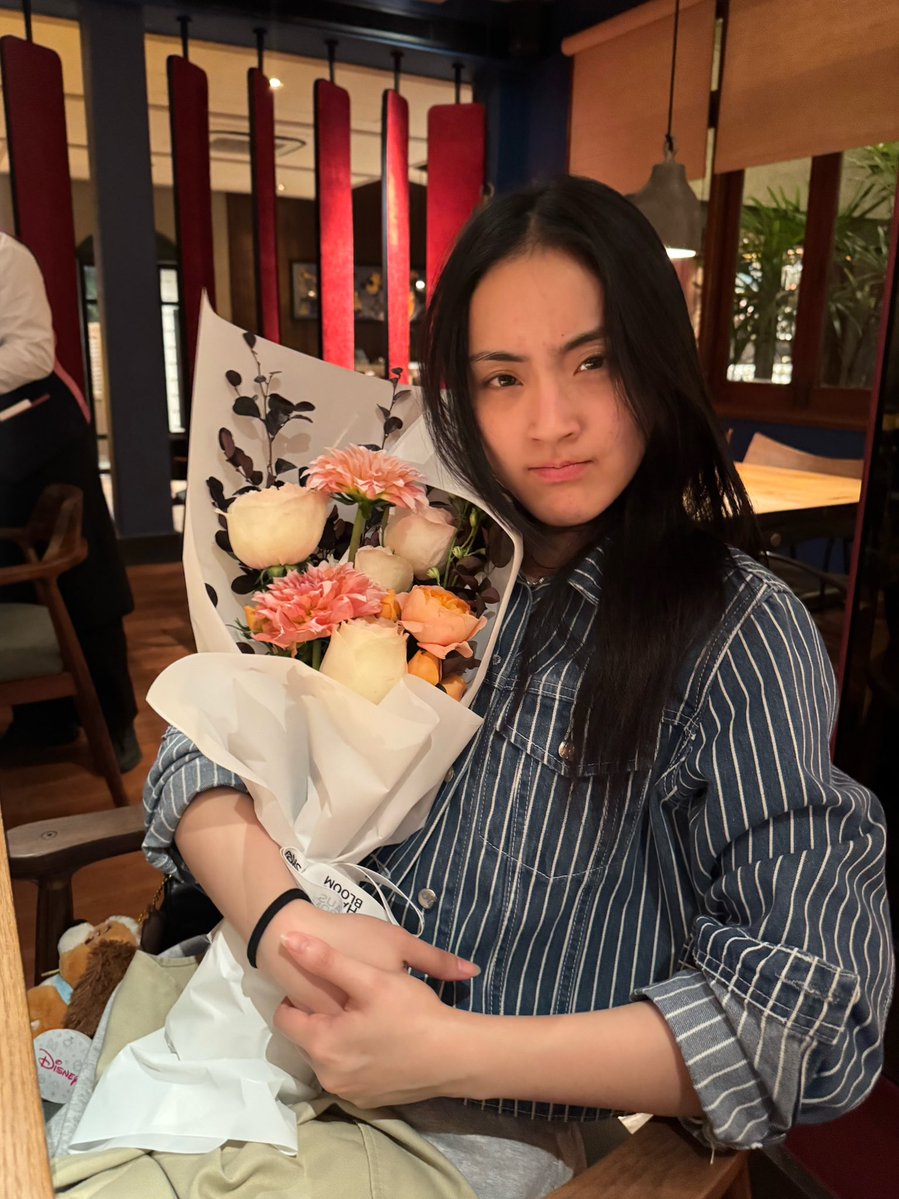 เฉลยจ้า เฮียเอสบอกว่า ‘เอามาให้เพราะเห็นยังไม่มีใครให้’

ไปสั่งดอกไม้กันได้นะค้า ไม่รู้จะสั่งไปให้ใครสั่งมาให้น้องพั้นก็ได้ รับหมดค่ะ🩵
instagram.com/hausofbloom_bk…