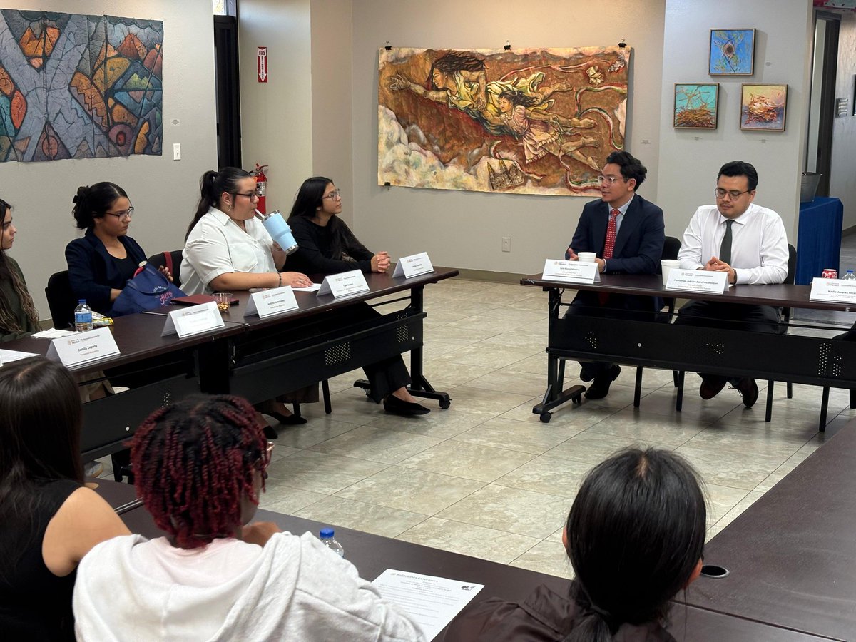 Un gusto haber recibido a este grupo de estudiantes de <a href="/UAZFrankeHonors/">W.A. Franke Honors College</a> para explicar los servicios que brindamos, mostrar el funcionamiento del #CIAM , y tener un diálogo abierto con las y los alumnos de esta asociación estudiantil de la Universidad de Arizona...1/2