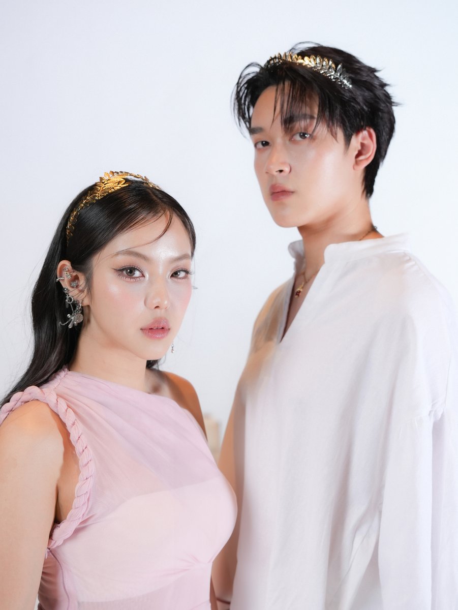 around_ent's tweet image. “เธอมีเวทมนตร์หรือเปล่า” TEMI ชวน MONICA เสิร์ฟซิงเกิลหวานละมุน ชวนคนฟังตกหลุมรักตั้งแต่แรกสบตา

#เธอมีเวทมนตร์หรือเปล่า
#TEMI #MONICA
#kiddorecords

อ่านข่าวเพิ่มเติม
📍facebook.com/share/p/1GKVcX…

MV LINK : youtu.be/bvn6hUZ1wq0?si…

ความโรแมนติกจะมากแค่ไหน และเวทมนตร์จะรุนแรงเพียงใด