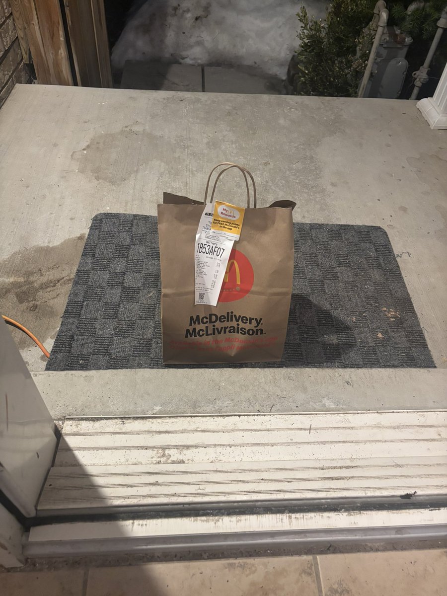PrincessLessia's tweet photo. just had a loser order me Uber Eats!!!

love itttttt https://t.co/rI8xS1GQub