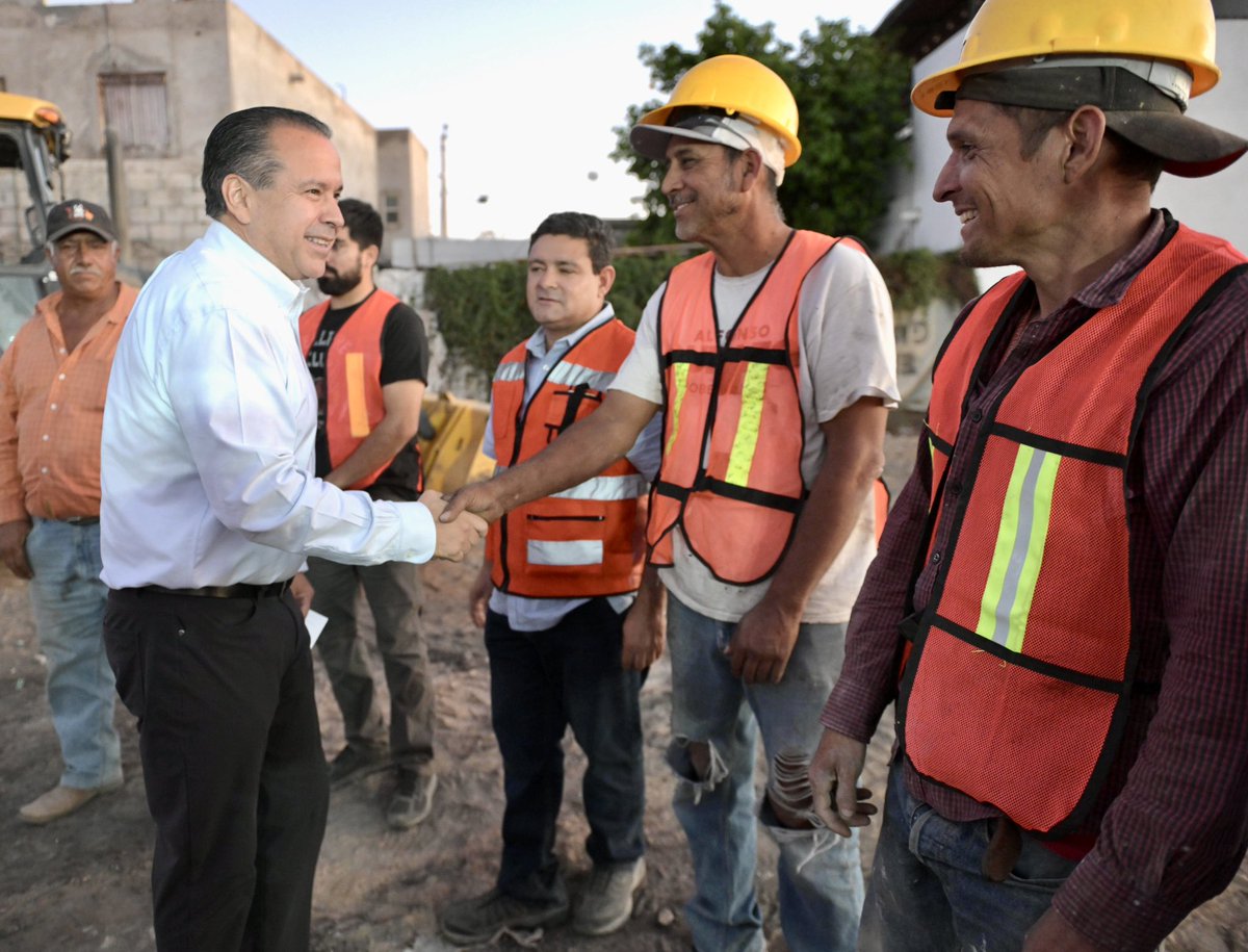 Esta tarde, con vecinas y vecinos recorrimos los primeros avances de la construcción del Centro de Respuesta Inmediata (CRI) en la colonia Altares 🚔, una obra que nació del voto ciudadano en el Presupuesto CRECES. 👏🏼💯

Este nuevo espacio fortalecerá la presencia policial para