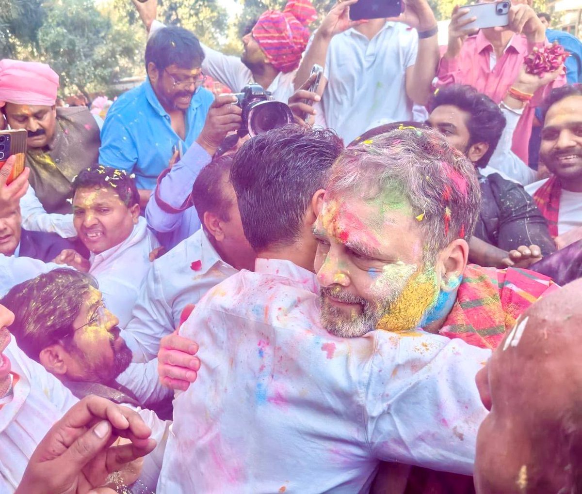 होली के रंग में रंगे <a href="/RahulGandhi/">Rahul Gandhi</a> जी और <a href="/SachinPilot/">Sachin Pilot</a> जी आपस में एक-दूसरे को गले लगाया ❤️👌🙏