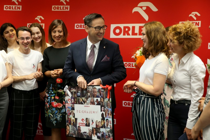 Bob57PL's tweet photo. 📛Była prezes Fundacji Orlenu zgodziła się wydać 4,6 mln zł na kampanię  propagandową PiS, którą przeprowadzali ludzie Przemysława Czarnka. 
Teraz  ma postawione zarzuty i w ramach zabezpieczenia zajęto jej cztery  nieruchomości, w tym mieszkanie, w którym jest zameldowana‼️ https://t.co/IVmI4J0NN3