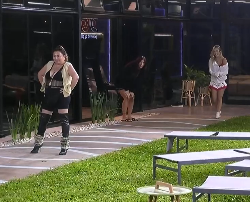 Me gusta la Pincoya, pero estos la toman de juguete 

Ella cree que es con ella, pero se rien de ella...
al final ella es inocente de corazón.
 #GranHermano
