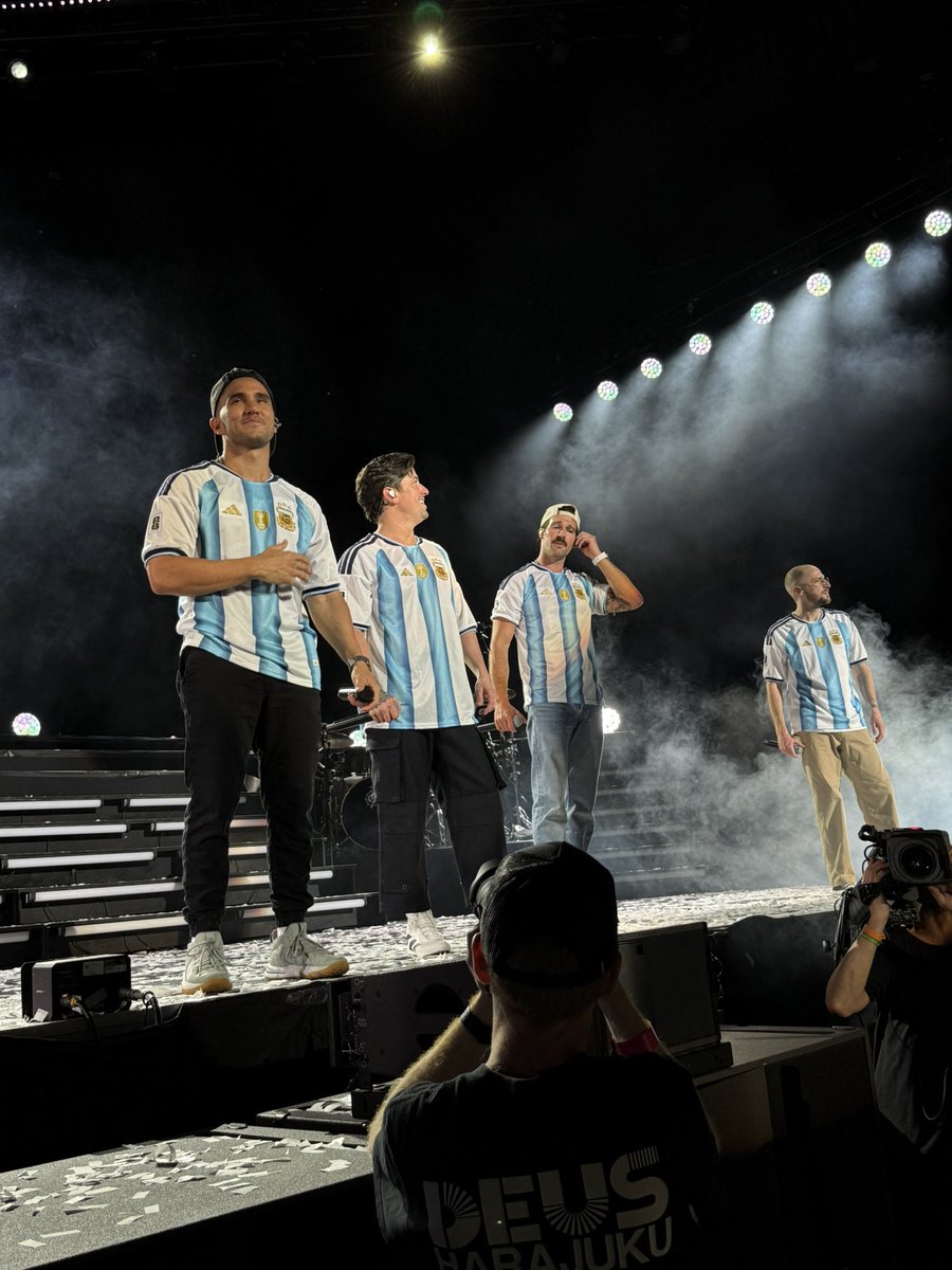 maslowsykestwo's tweet photo. 4/4 de camisetas argentinas, luchamos tanto con @BTRargento para que se diera y ASÍ FUE🇦🇷 
Vuelvan siempre @bigtimerush https://t.co/J66uu63NwM