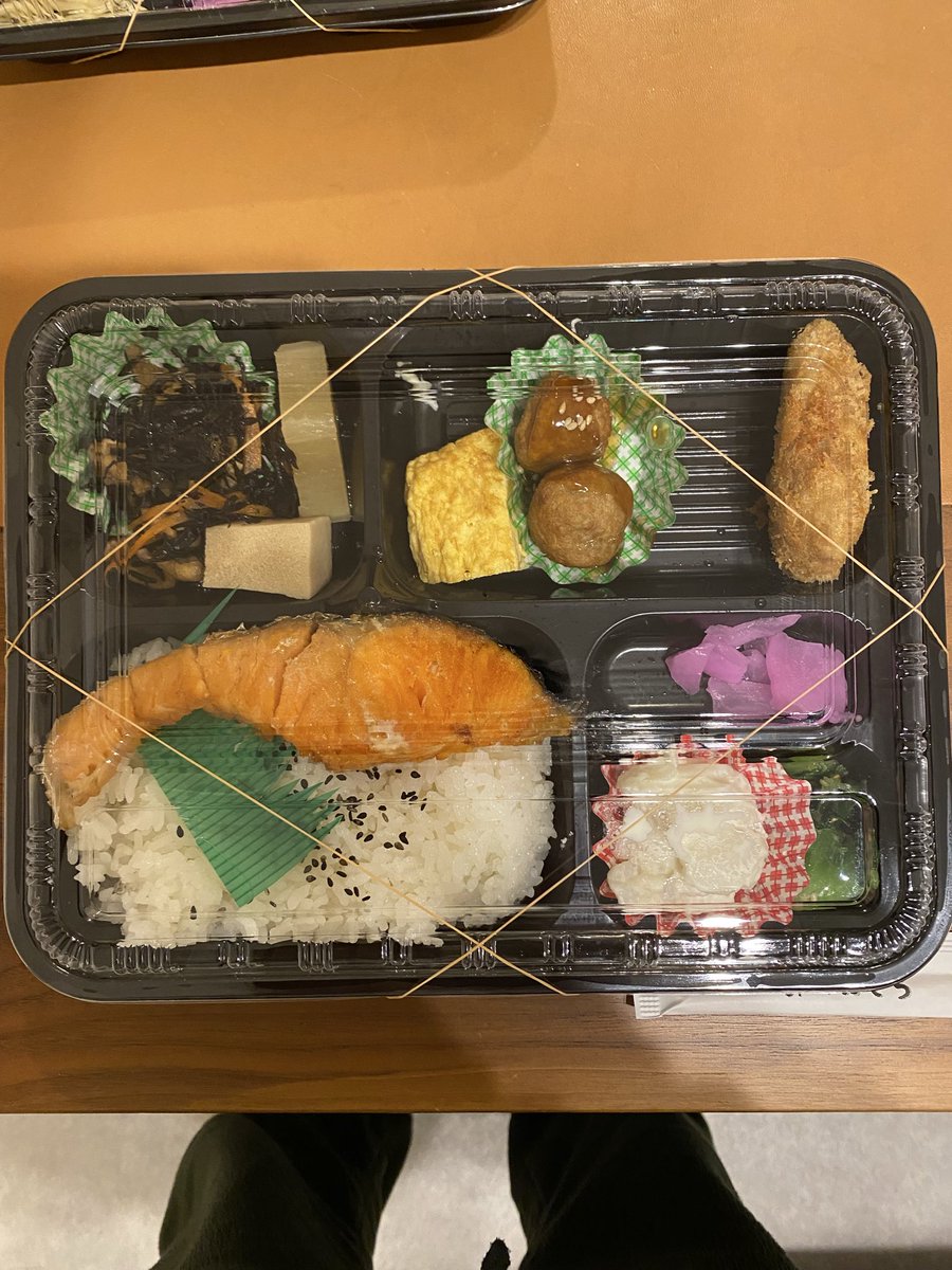 gonshi5963's tweet photo. お弁当物語北浜店で買った特製���の内弁当940円がなんか納得いかないのは俺だけか？
ミレニアムダイニング本社の方
どうですか？
#お弁当物語北浜店
#お弁当物語
#特製幕の内弁当
#940円 https://t.co/ZGxEFb3nUN
