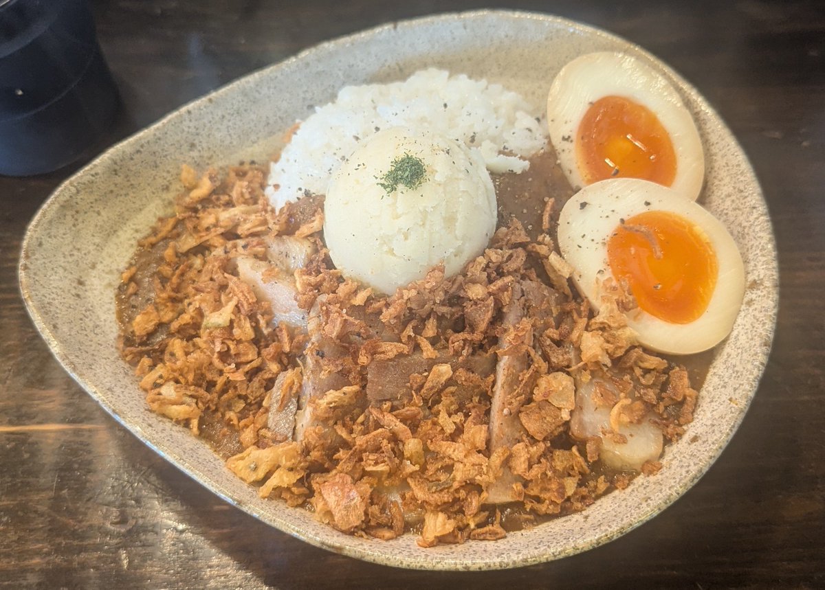 shinbo417's tweet photo. 大阪・池田市の『燻製カレー』
先日、フォロワーさんから来店の報告があったので、私も食べたくなり行きました☺️

燻製豚カレー＋味玉（1000円）
豚肉は程よい弾力。燻製され香りが凄く良い👍
ルーは辛口😆水分が少なくコッテリしてるぞ🤤美味しかった🈵
#カレーライス　#燻製　#ランチ https://t.co/t8ygBlchgD