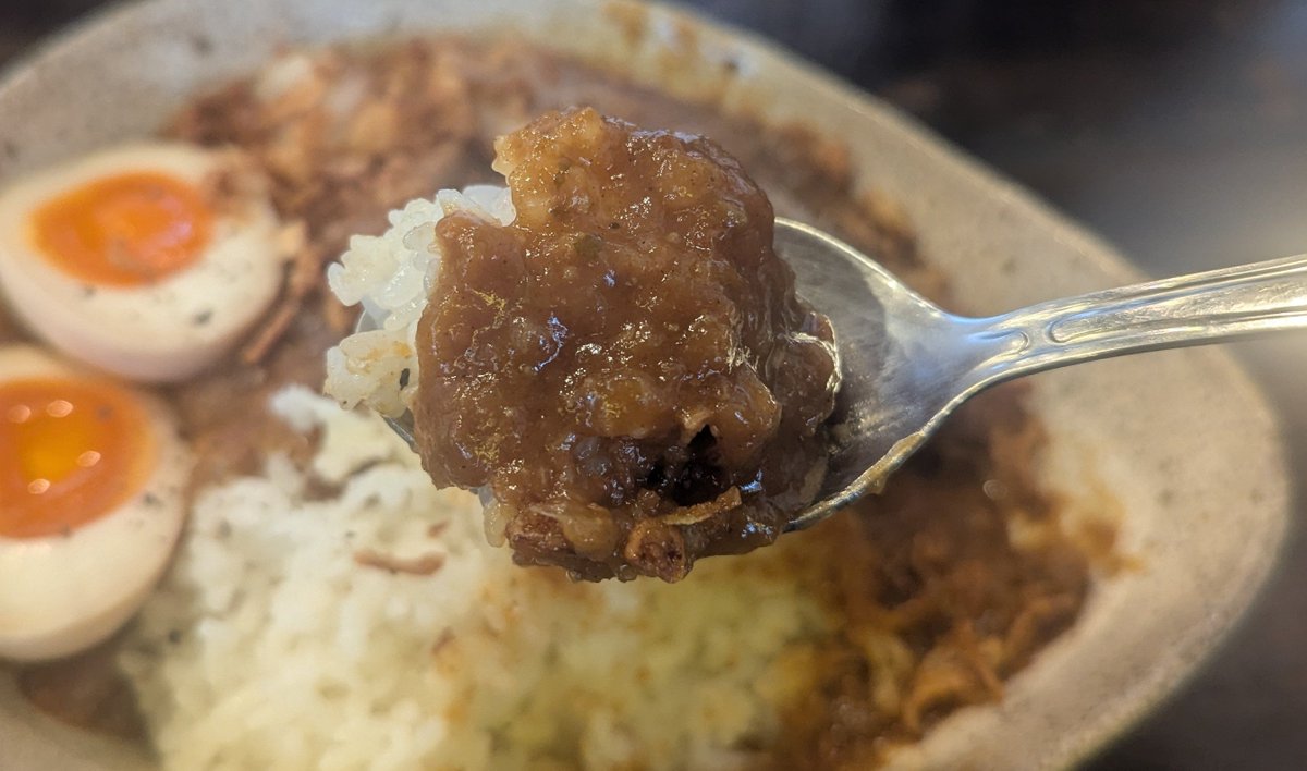 shinbo417's tweet photo. 大阪・池田市の『燻製カレー』
先日、フォロワーさんから来店の報告があったので、私も食べたくなり行きました☺️

燻製豚カレー＋味玉（1000円）
豚肉は程よい弾力。燻製され香りが凄く良い👍
ルーは辛口😆水分が少なくコッテリしてるぞ🤤美味しかった🈵
#カレーライス　#燻製　#ランチ https://t.co/t8ygBlchgD