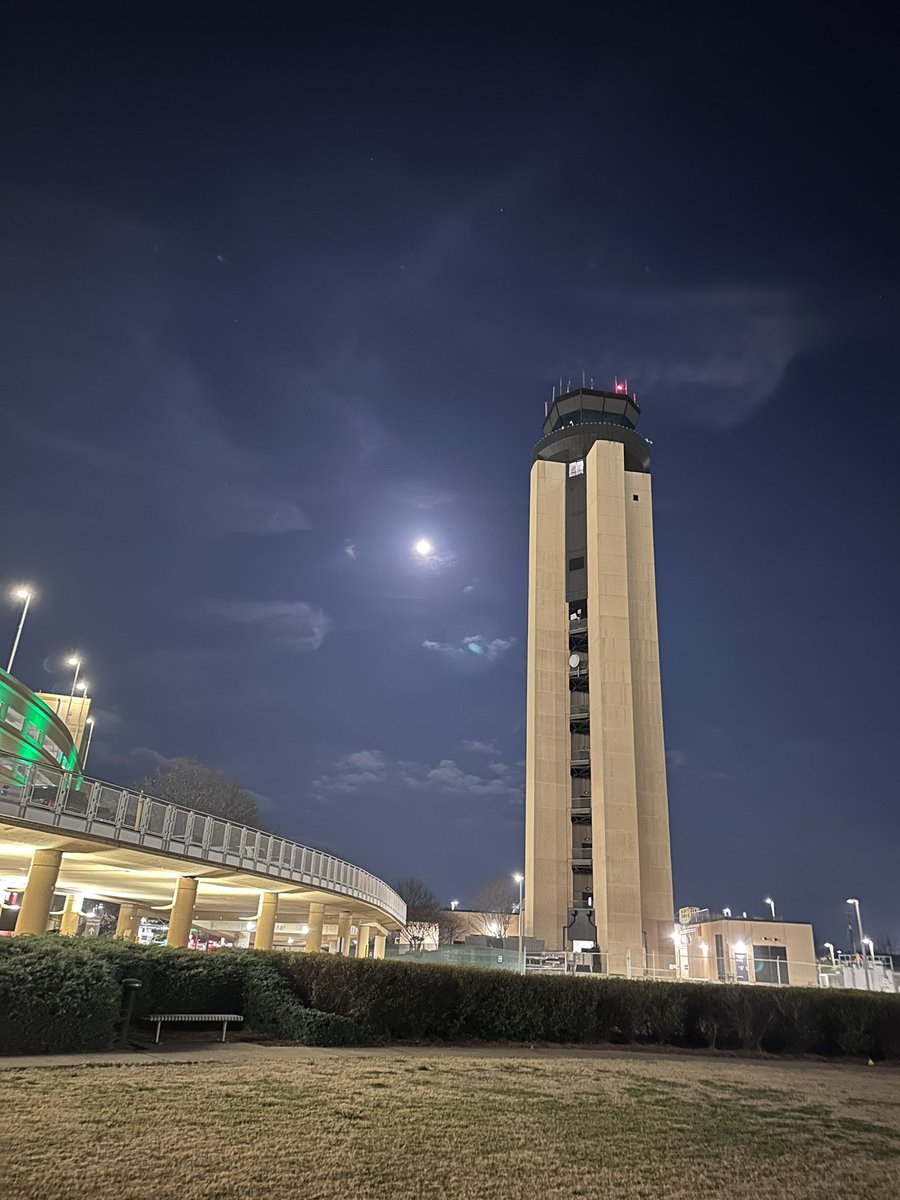 lesleekaye's tweet photo. Tonight’s full moon @BHMAirport https://t.co/Qju3rg443E