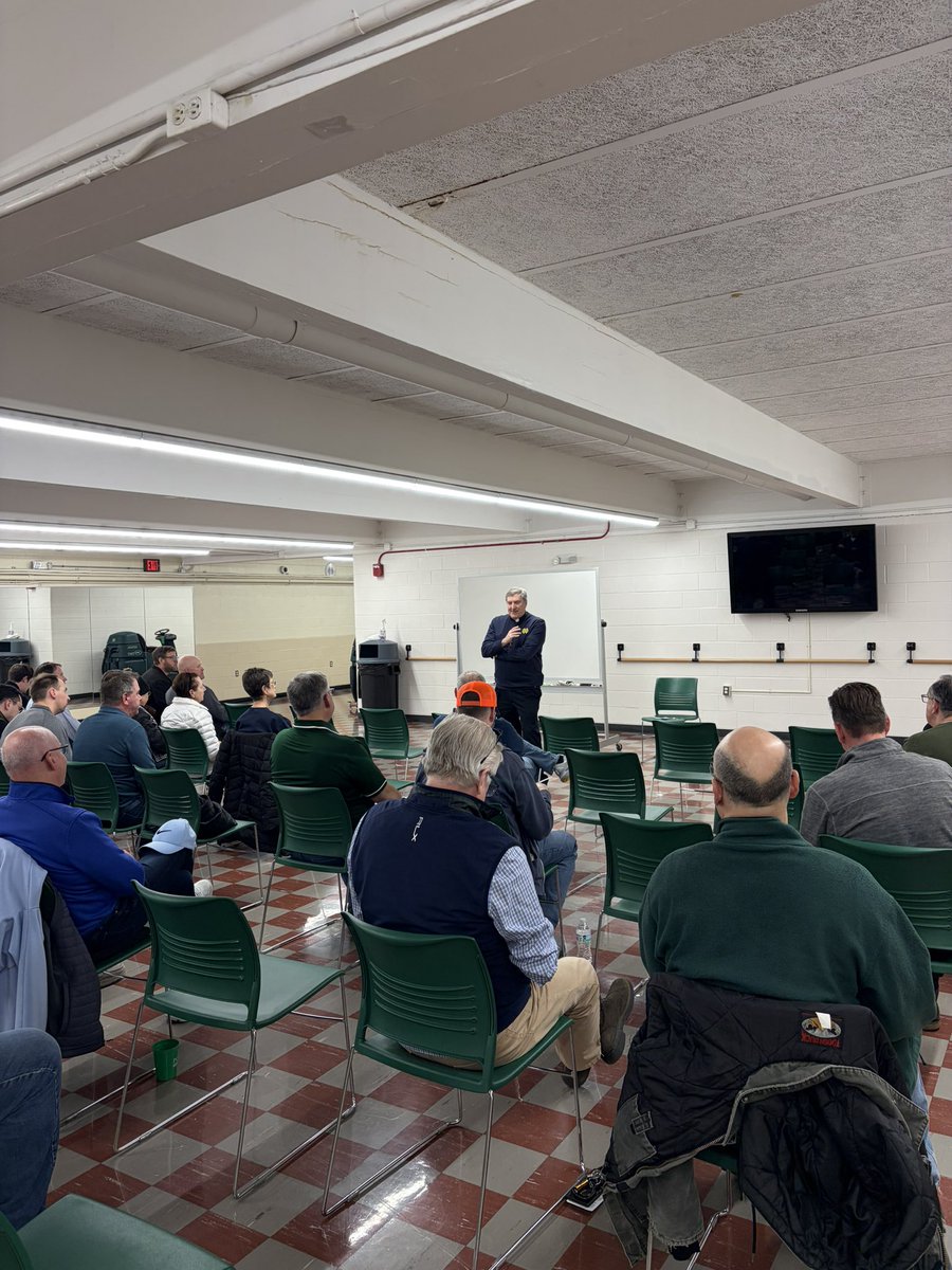 MenProvidence's tweet photo. Thank you to Father Merk for leading tonight’s Theology on Tap.  We learned a lot about our faith as well as spent time meeting with Provi dads and alums. @PCHS_Celtics #theologyontap #pchsmensclub https://t.co/7sYxKXCPvP