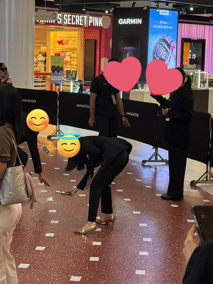 เป็นเช้าของการมาติ่งที่ made my day มาก
ขอชมสตาฟงาน ysl นิดนึง คือเป็นระเบียบแล้วจัดการดี + พูดดีมากๆ ไม่มีตะคอก

แล้วการจองที่ จัดการไว้แล้วตั้งแต่ก่อนแฟนคลับจะมา เค้าติดสติ๊กเกอร์ไว้ให้พร้อมแล้ว พอเข้าพื้นที่ได้ ก็ให้ทุกคนยืนตามจุดที่เลือก แล้วก็แจกปากกาให้เขียนชื่อ ไม่พอ