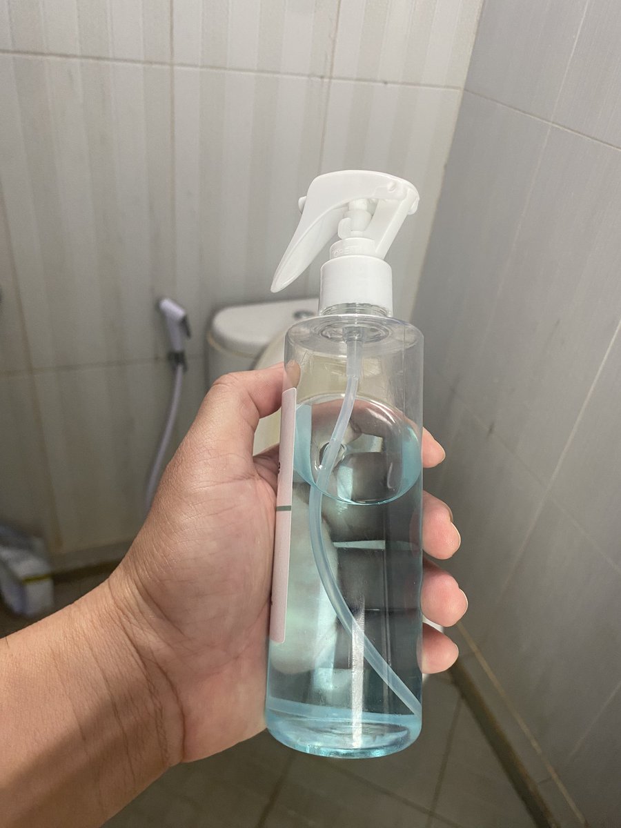 dulu saya bingung kenapa orang2 toiletnya wangi sedangkan saya bau tengik wkwk. 

ternyatah mereka pake pengharum, awalnya saya beli macem2 pengharum tapi cm bertahan sebentar eh bau lagi. 

nemu ini enggak sengaja praktis tinggal semprot2 wangi lagi jadi gampang san enggak malu