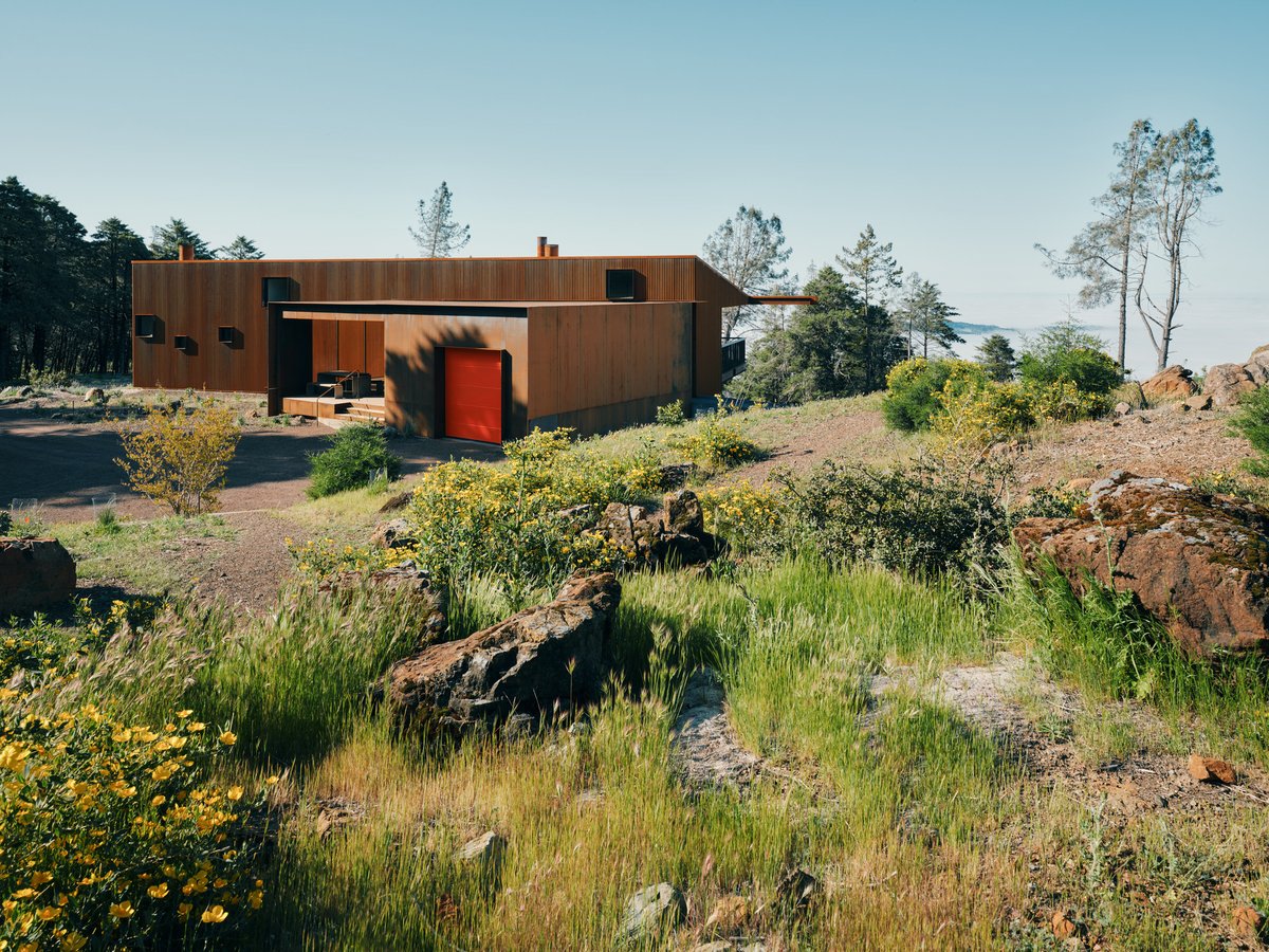 DesignedHomes's tweet photo. off-grid in the Mayacamas Mountains. rebuilt after the 2019 Kincade Fire on an old stagecoach road above Healdsburg. Pine Flat by Faulkner Architects. 📷 Joe Fletcher https://t.co/5iWfghMiUV