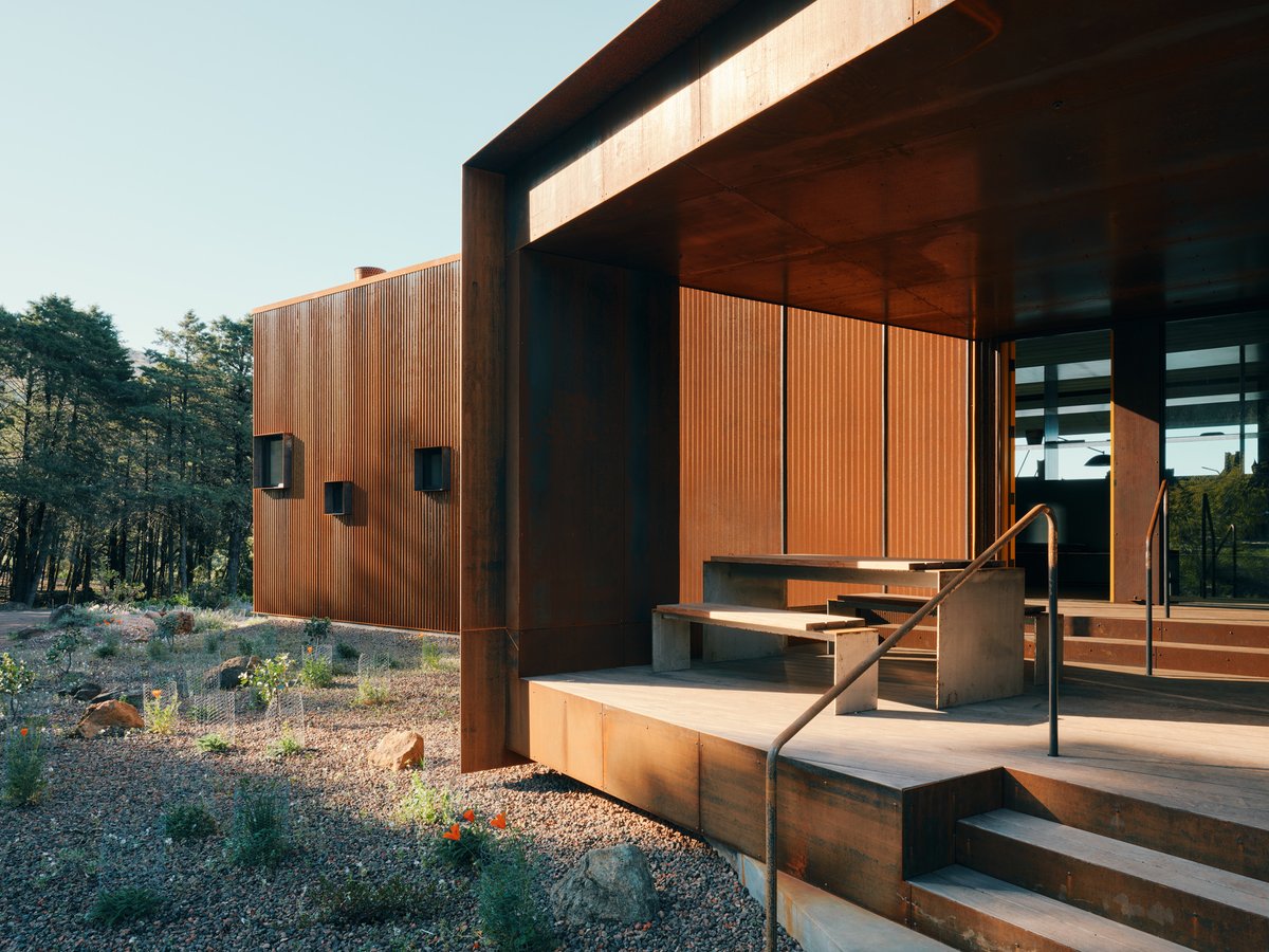 DesignedHomes's tweet photo. off-grid in the Mayacamas Mountains. rebuilt after the 2019 Kincade Fire on an old stagecoach road above Healdsburg. Pine Flat by Faulkner Architects. 📷 Joe Fletcher https://t.co/5iWfghMiUV