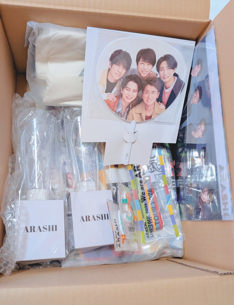 嵐のグッズ届いた🥰 箱が、でかい！