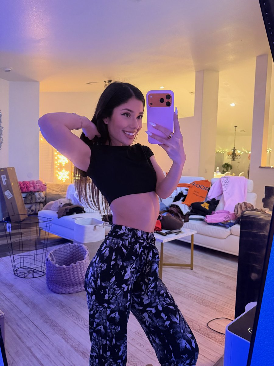 xxlaynamarieee's tweet photo. Don’t mind my couch 😭💗 https://t.co/vTI5sFteDF
