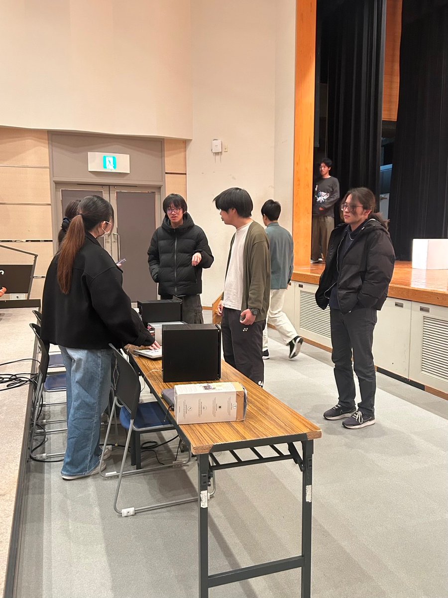 〈劇団404稽古だより〉

本日はアザレアホールで通し稽古を行いました！
実際の場所で本番通りに演技してみることで見えるものもたくさんありました⸜(◍ ´꒳` ◍)⸝本番まで残り1週間と少し！！！これからもぐんぐん成長していきます🌱✨

#劇団404 #ヒロゲキ #広島大学 #演劇